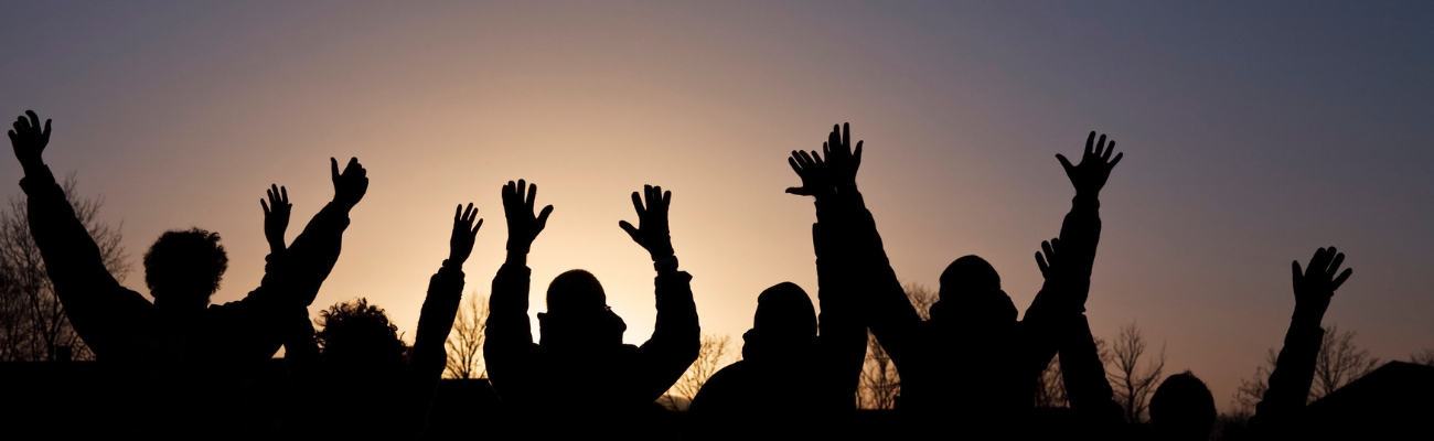 Silhouet van een groep mensen die juichen